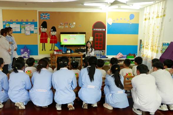 一群人站在室内 AI 生成的内容可能不正确。