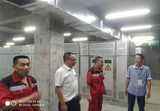 熊院长检查配电室.jpg