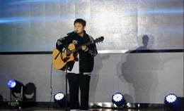 图片包含 男人, 人, 站, 前描述已自动生成